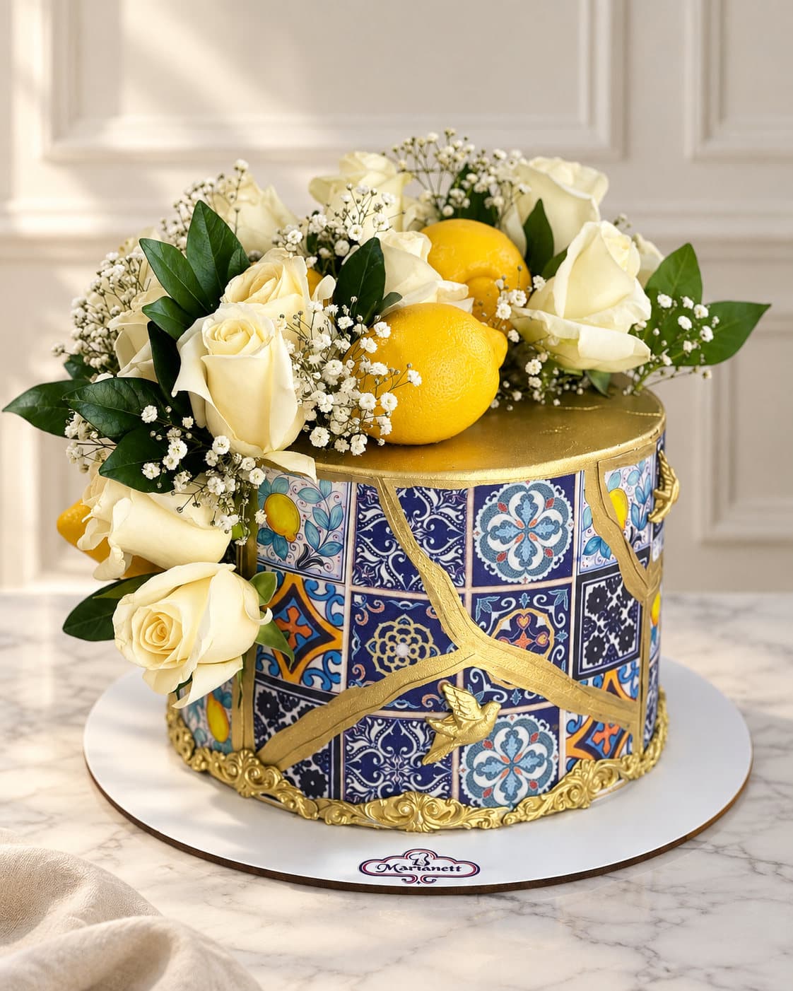 Pastel decorado con flores sobre base de azulejos